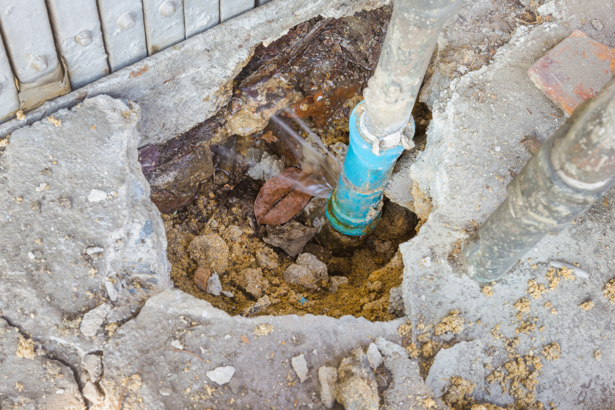 【水道管からの水漏れ】自分で修理するべき？それとも水道業者に依頼するべき？