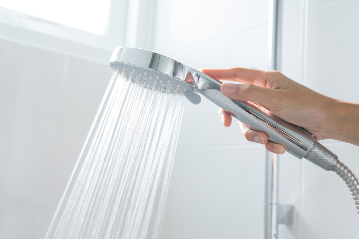【知らなきゃやばい】シャワーヘッドの水漏れの原因と改善点とは？ 自分で交換する方法も解説！