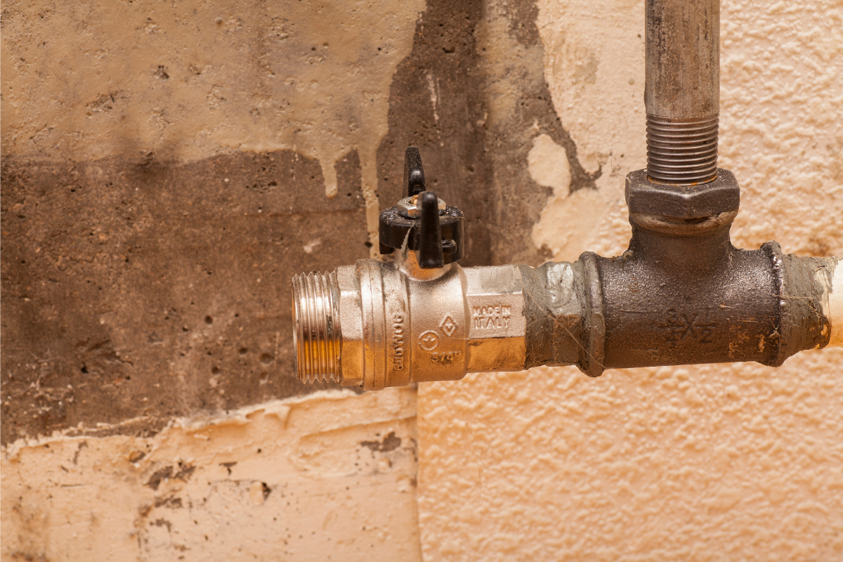 【解決ガイド】水道管が破裂した際の対処法や修理費用の相場についてご紹介！