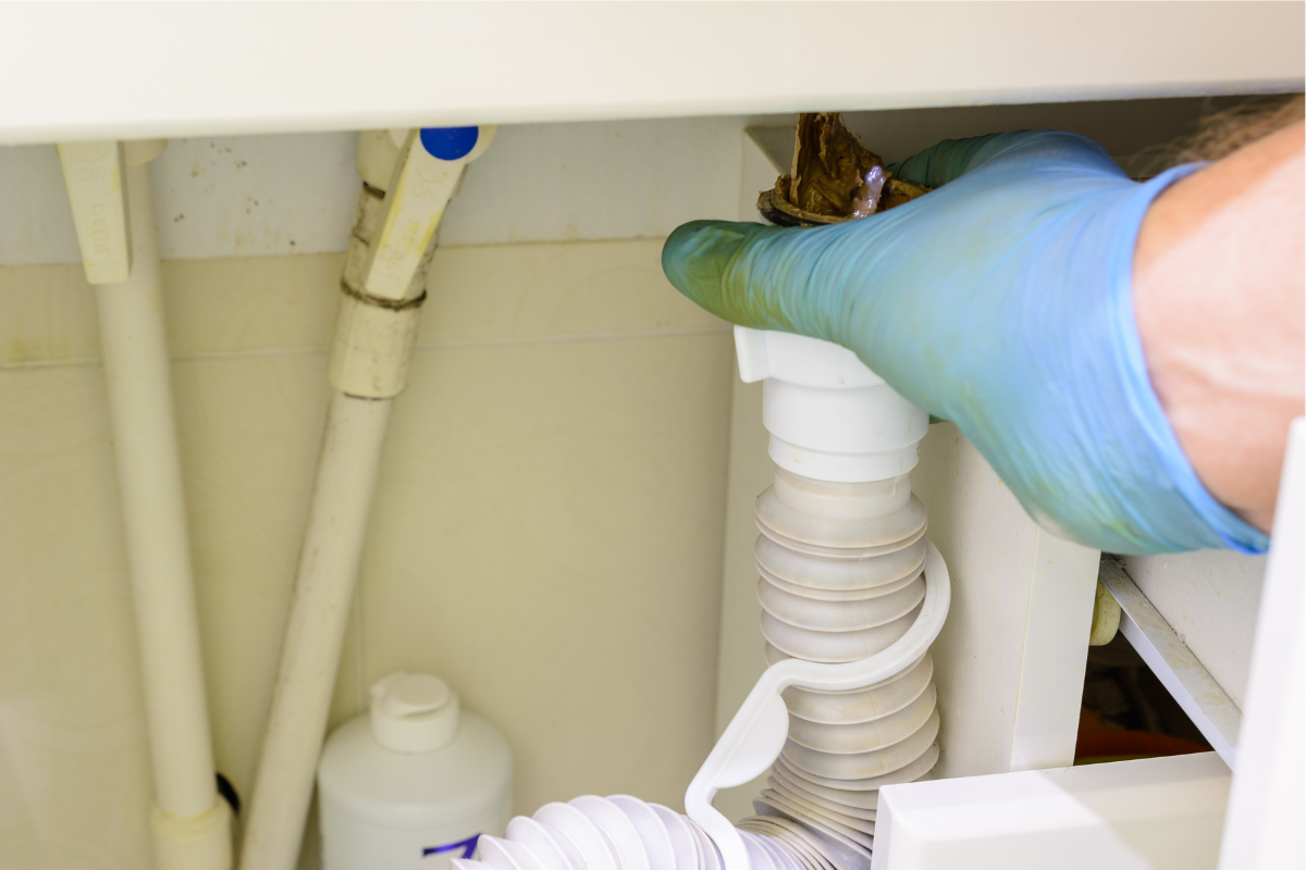 【放置はヤバい】排水管の洗浄は自分でできる？手順や注意点をわかりやすくご紹介！