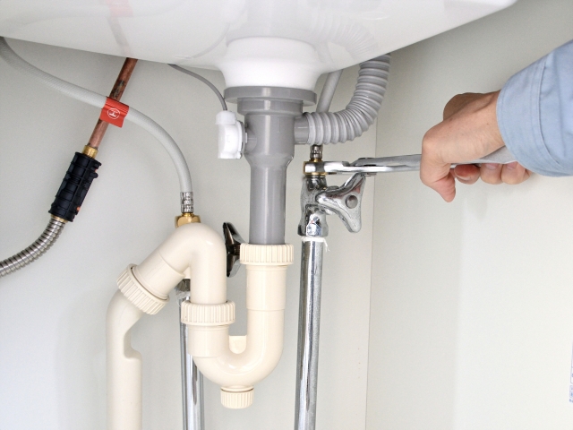 【洗面台下の水漏れで床が濡れる】放置NGな理由と今すぐできる対策