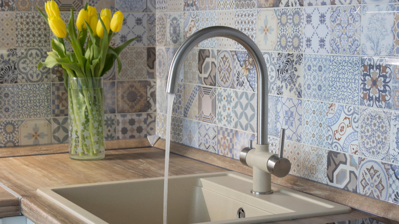 【放置すると危険？】蛇口からの水漏れポタポタの原因と今すぐできる対処法