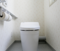 【4ステップで解決】トイレの詰まりをハンガーで直す手順と注意点！