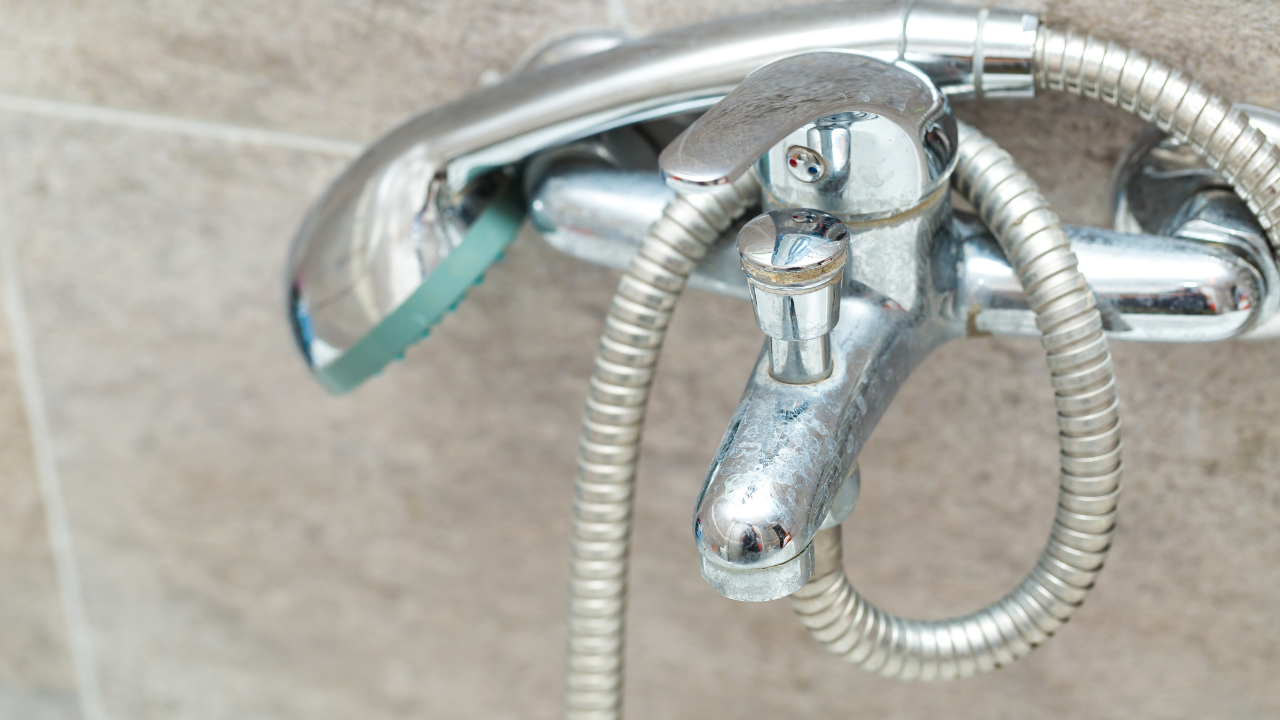 【初心者でも簡単！】外れたシャワーホースを自分で交換する手順と予防法