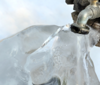 【冬のトラブル対策】凍結でお湯が出ないときの正しい応急処置と予防法を解説！