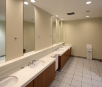 オフィスのトイレがつまったらどうする？原因から応急処置・注意点まで解説！