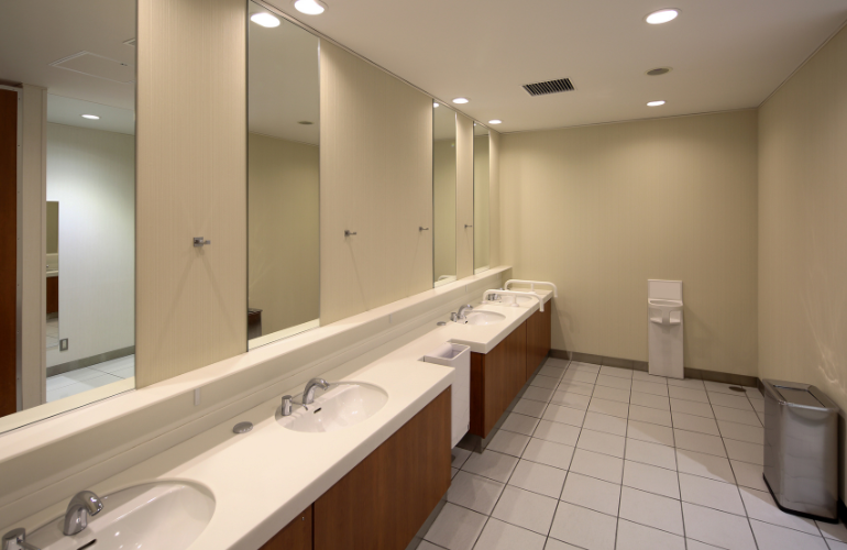 オフィスのトイレがつまったらどうする？原因から応急処置・注意点まで解説！