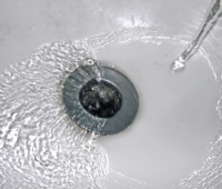 【カビを見つけたらすぐ対処！】排水口にカビが発生する原因と効果的な掃除法をご紹介！