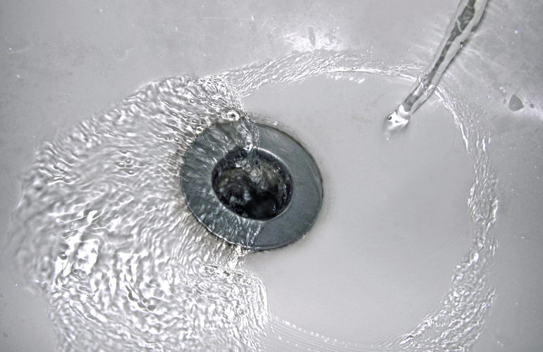 【カビを見つけたらすぐ対処！】排水口にカビが発生する原因と効果的な掃除法をご紹介！