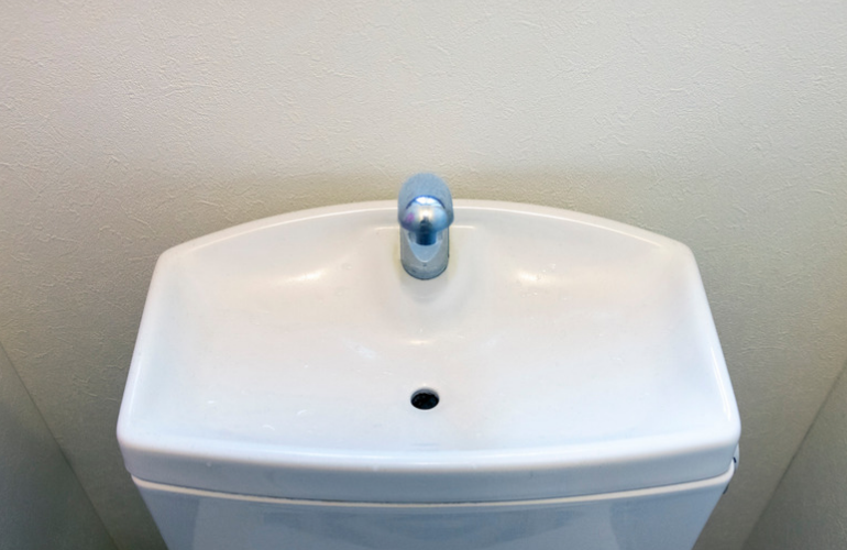【カビを見つけたらすぐ対処！】トイレタンクにカビが発生する原因と掃除手順をご紹介！