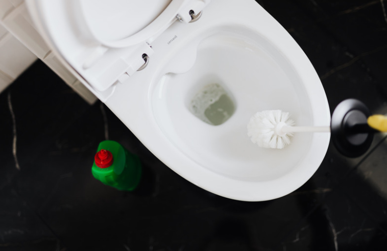トイレの尿石を放置しないで！発生原因からリスク・自分でできる掃除方法まで解説！
